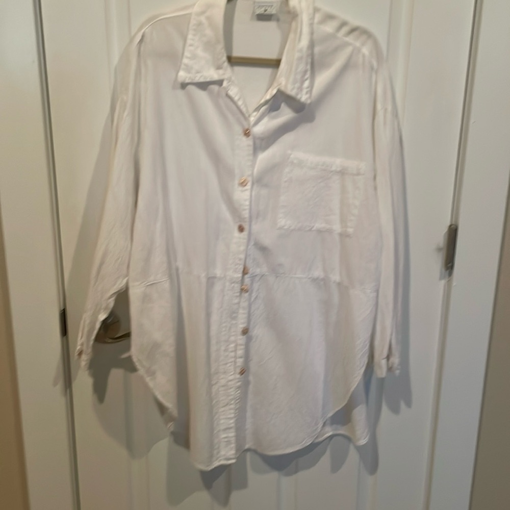 Civic size M in white. Front patch pocket, side slits. Great for layering.